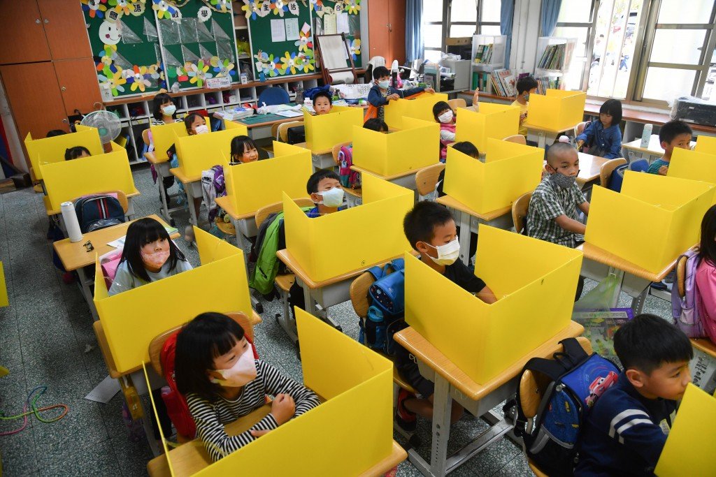 Taipei Elementary School protecting pupils aginst Corona virus 