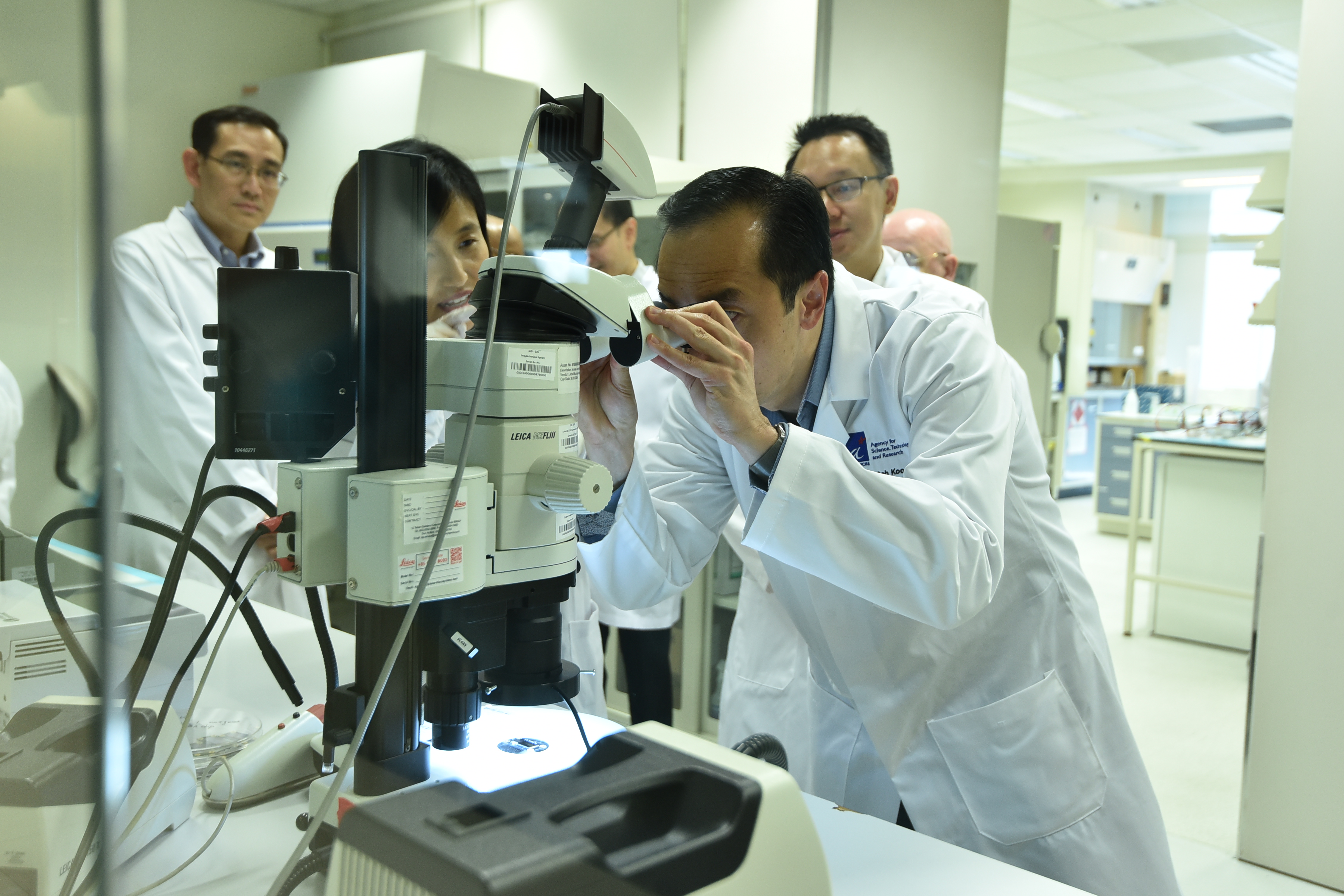 Visiting the joint lab between A*STAR’s GIS and One BioMed, an A*STAR spin-off which specialises in molecular diagnostics. Pictured next to SMS Koh Poh Koon is Dr Park Mi Kyoung, Founder and CTO, One BioMed  