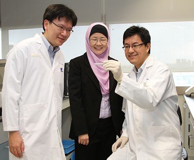 IBN team, (From right) Dr Yanbing Zu, Prof Jackie Y. Ying and Dr Min-Han Tan 