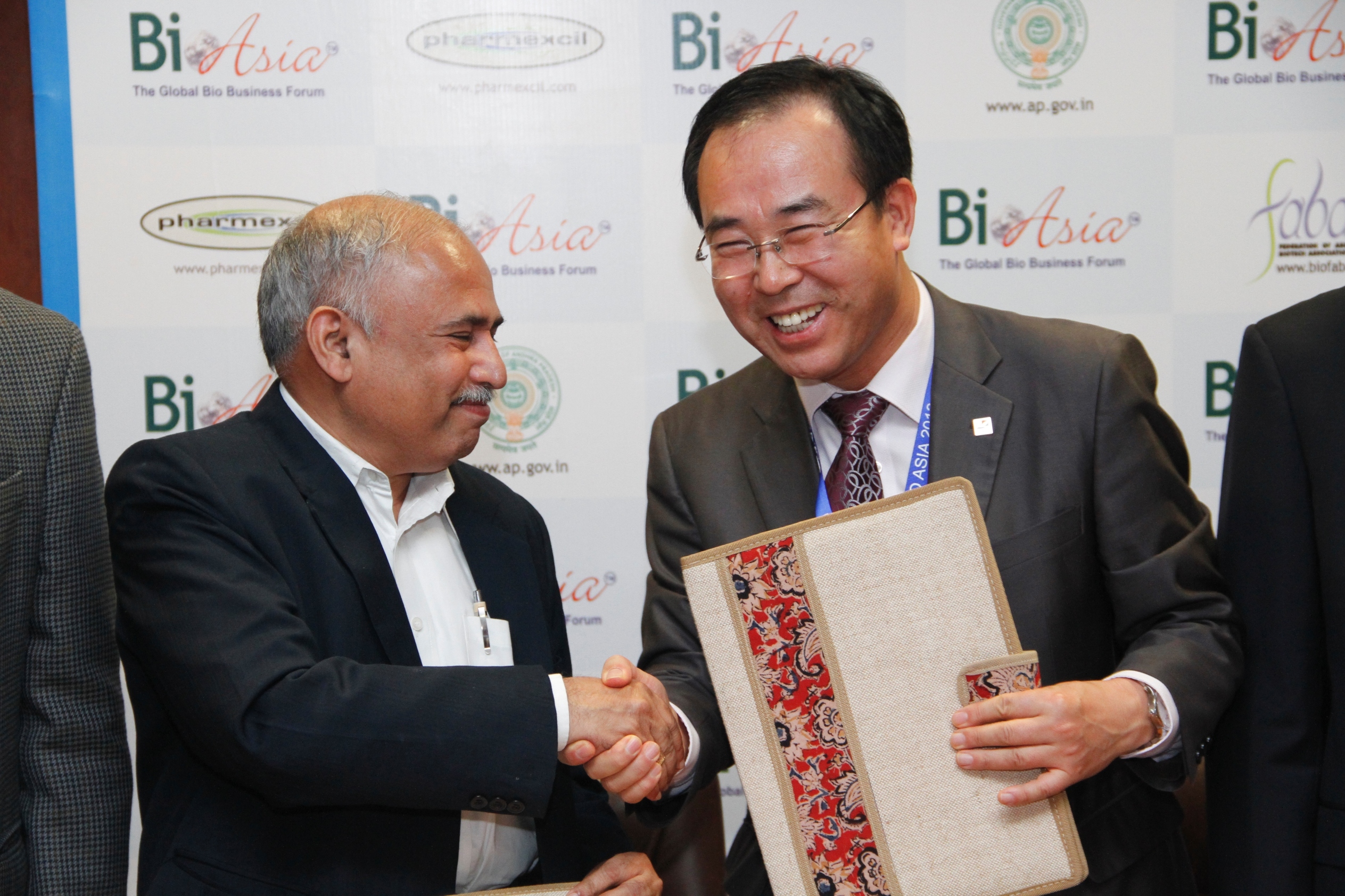 Signing of MoU - (L) Mr T Satyanarayana Rao, IAS, incharge of APIIC, and (R) Mr InKyo Kim, president, Gangwang Technopark, South Korea