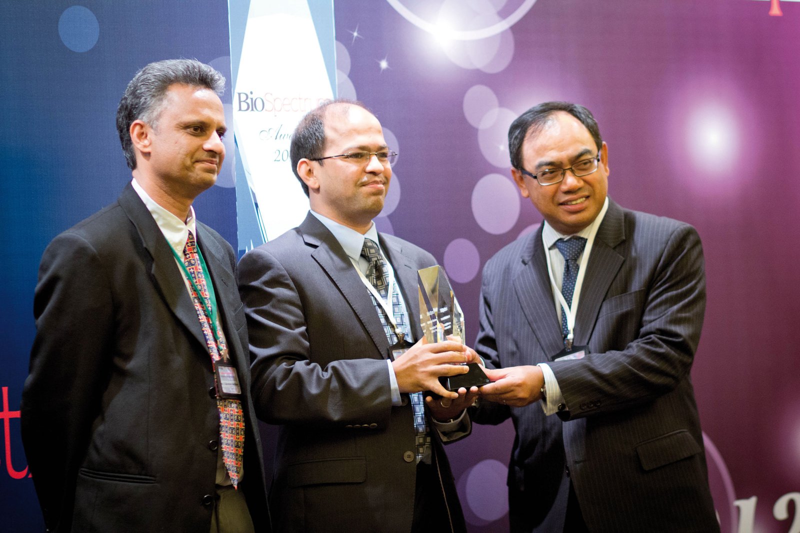 Mr Mallikarjun Sundaram, CEO, Mitra Biotech, receives the award from Dr Nazlee Kamal, CEO, BiotechCorp, Malaysia, (R) and Mr Abraham Matthew, Group Editor, BioSpectrum