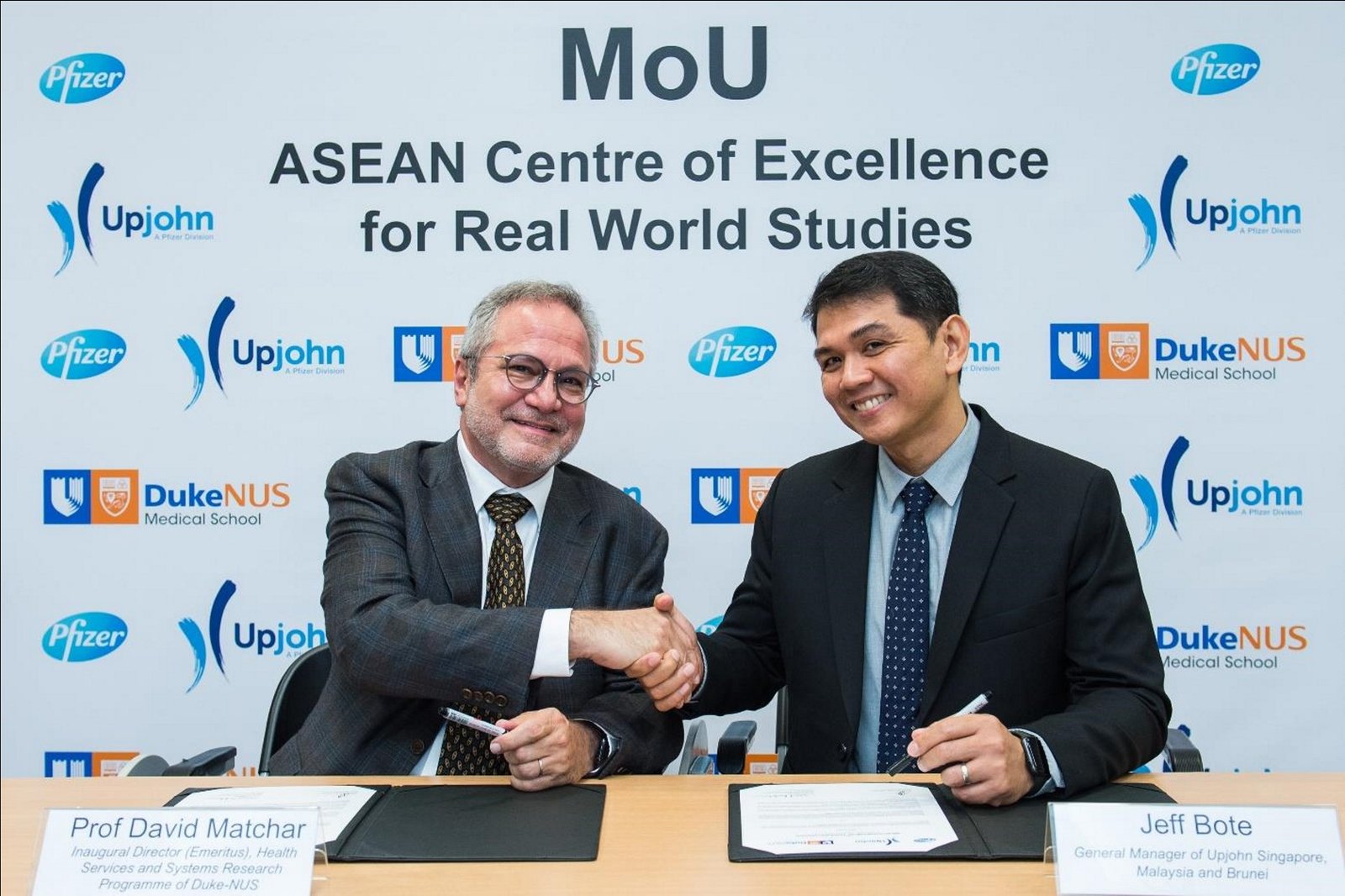 Prof David Matchar, Inaugural Director (Emeritus), Health Services and Systems Research Programme of Duke-NUS and   Jeff Bote, General Manager of Upjohn Singapore, Malaysia and Brunei signs MoU to set up ASEAN Centre of Excellence for Real World Evidence (RWE) Studies 