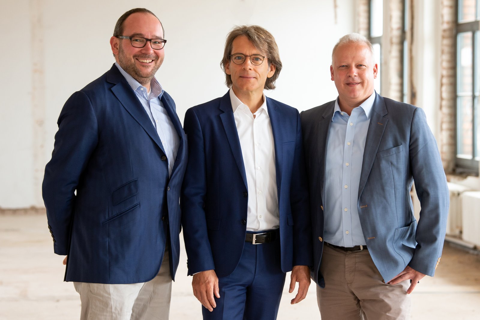 Sartorius CEO Joachim Kreuzburg (center) and the two Life Science Factory CEOs Marco Janezic (left) and Sven Wagner (right). 