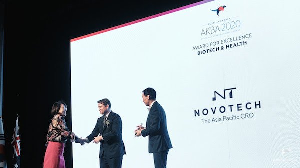 Novotech Executive Director Asia Operation, Dr Yooni Kim, received the award from the Australian Ambassador to Korea, H.E James Choi and AustCham Korea Chairman, Mr Chris Raciti