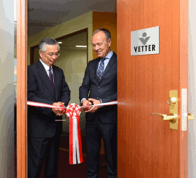 Left to right: Dr. Hitoshi Kuboniwa and Peter Soelkner cut the ribbon at the opening of Vetter Pharma International Japan K.K. office