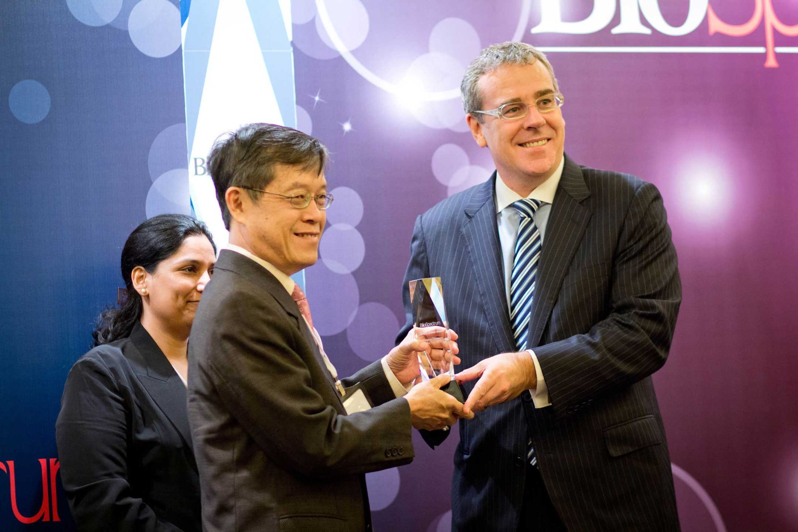 Mr Yap Chew Loong, CEO of Biobot Surgical, Singapore, receives the award from Mr Tim Dillon, commissioner to South East Asia, Victorian Government Business Office, Australia